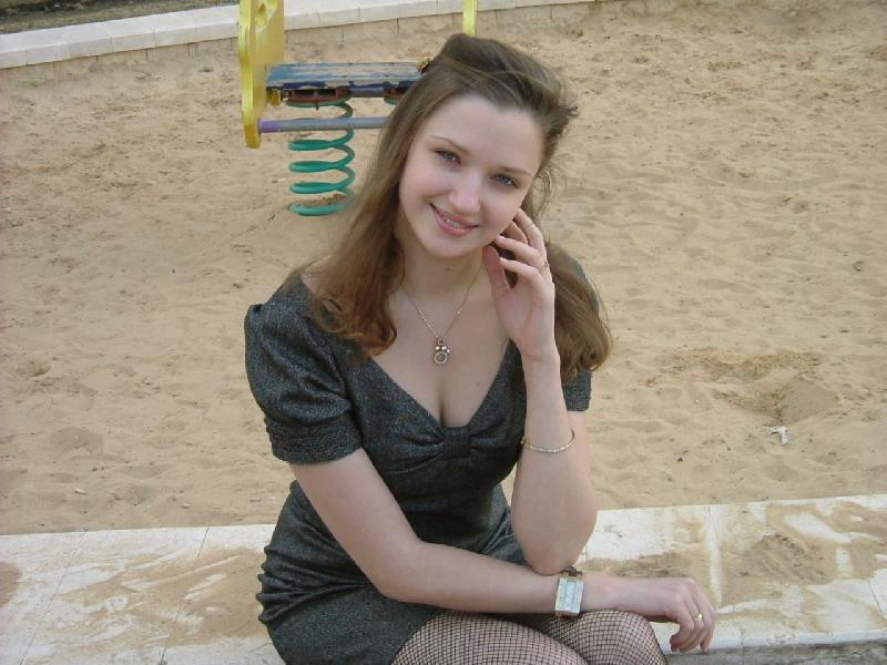�)))