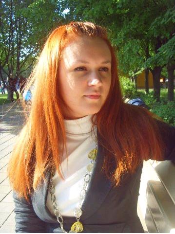 �)))