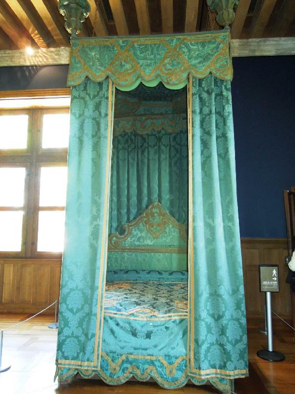 ����� ���-��-���� (chateau d'Azay-le-Rideau)